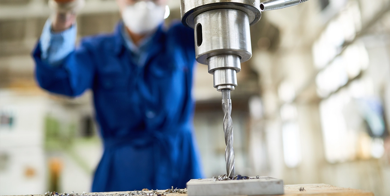 Choosing the Right Cutting Fluid: Water-Based vs. Oil-Based Options