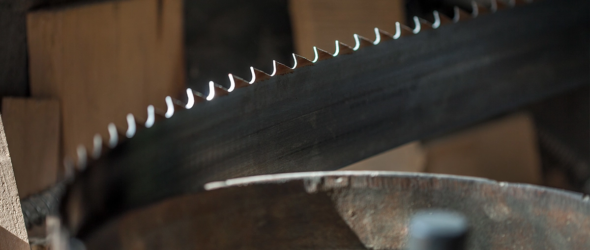 Guide to Bandsaw Blade Tensioning and Alignment